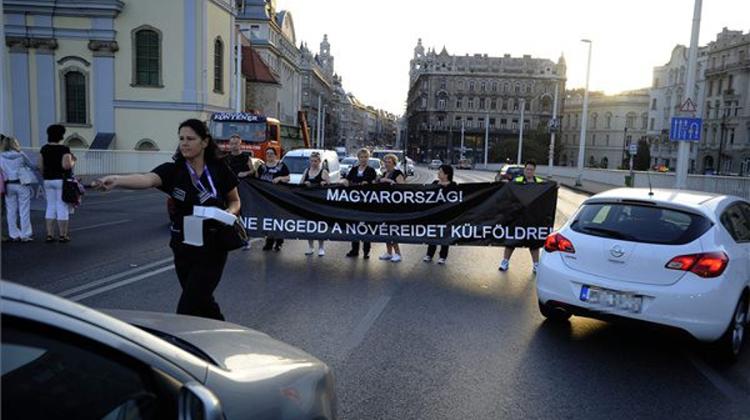 Health-Care Workers Block Elizabeth Bridge For Short While
