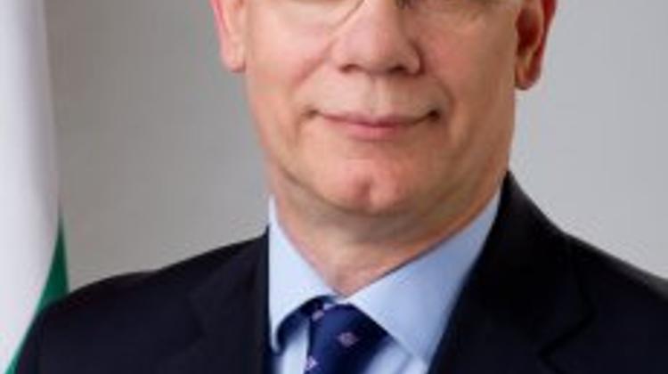 Hungarian Minister: Refugees Should Be Helped To Stay Where They Are