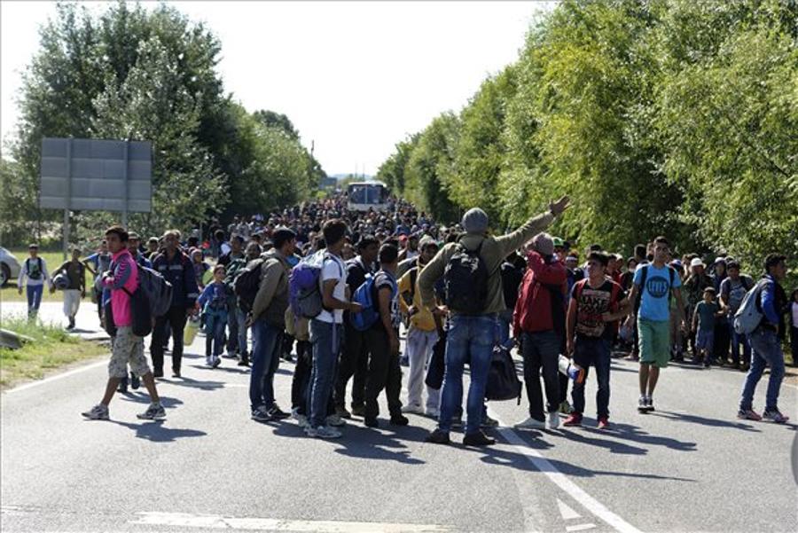 Over 1,000 Migrants Set Off In Hungary For Austria Border On Foot