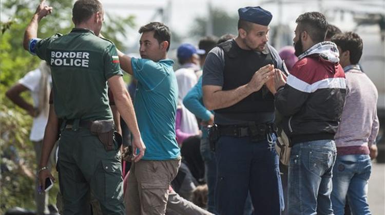 Hungarian Police Use Tear Gas, Two Migrants Detained