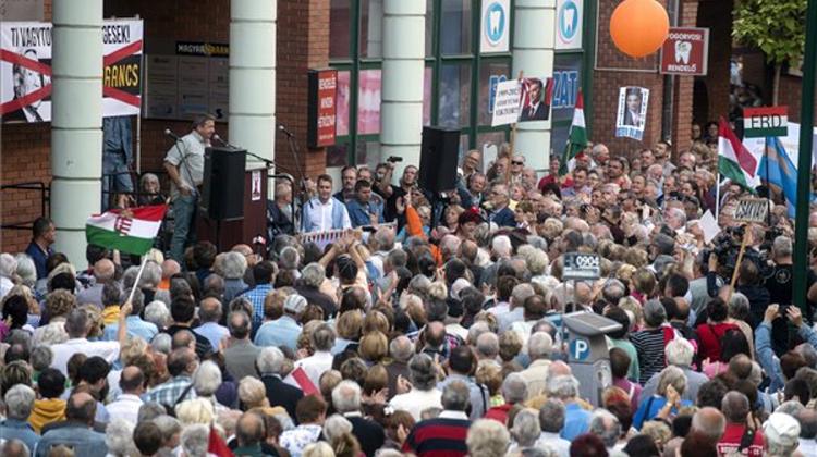 Govt Supporters Rally Against Liberal Weekly’s Cover Comparing Hungary’s PM To Hitler