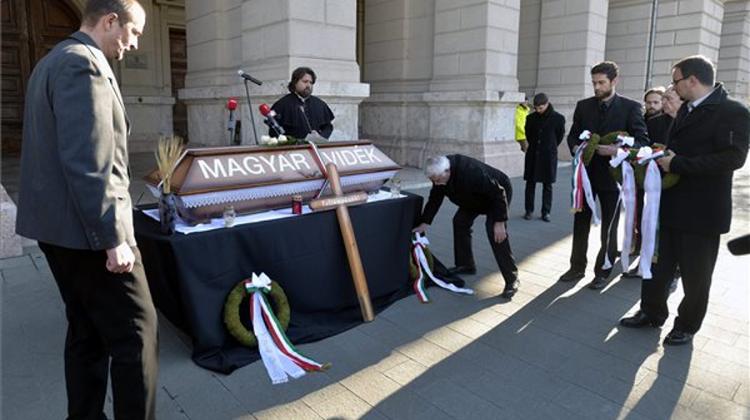 Greenpeace Demands Sales Of Hungarian State-Owned Land Be Halted