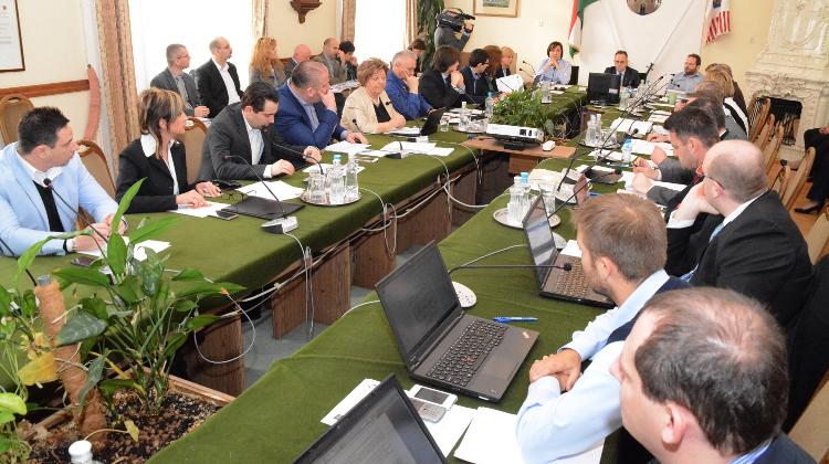 Budapest District Plans “Kitsch Tax” On Homes