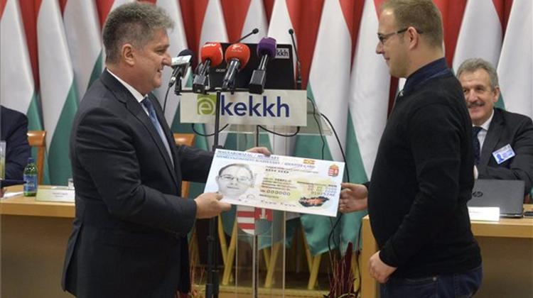 First Hungarian Electronic ID Cards Issued