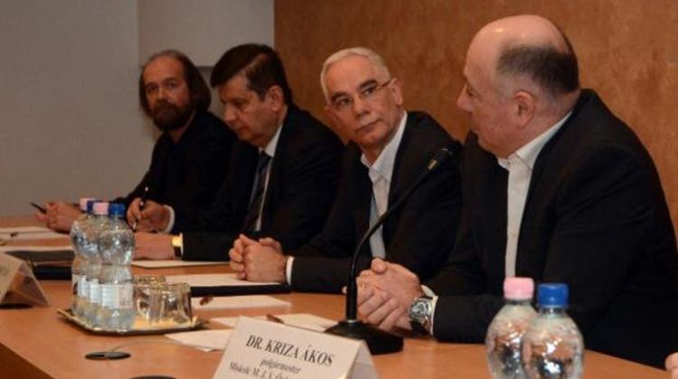 Social Media & Political Change: Case Of Hungarian “Teachers’ Revolt”