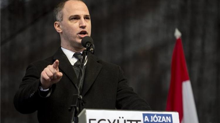 Együtt Starts Signature Drive Against EU Quota Referendum