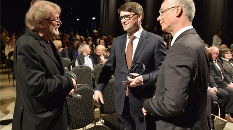 Minister Urges Dialogue With All Teachers