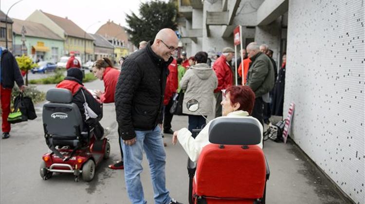 Socialists Seek To Combine Three Referendum Questions