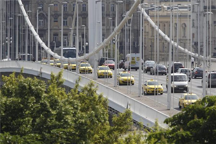 Budapest Taxi Drivers End 6th Anti-Uber Demo