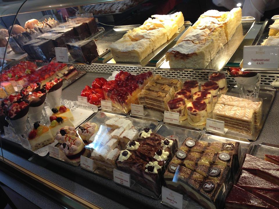 Top 7 + 1 Iconic Confectioneries in Budapest