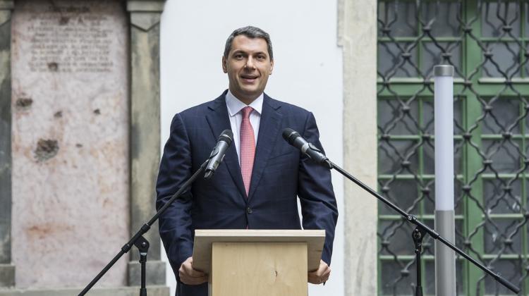Lázár Warns Hungarians In France About Security Risks