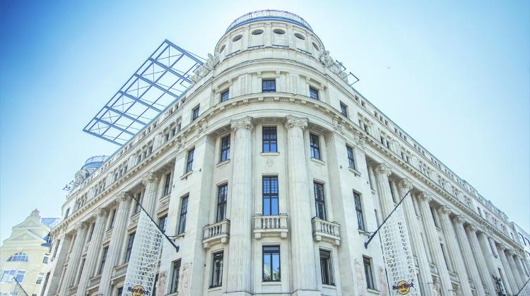 Váci 1 Building Renovations Wind Up