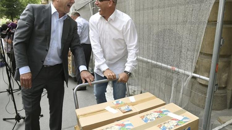 Socialists Submit Signatures For Referendum On State Land Sale