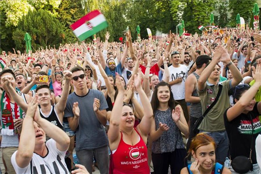 Hungarians Footie Mad