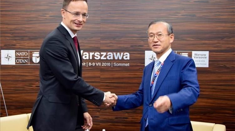 Szijjártó Meets UK Counter Part To Review Brexit Consequences