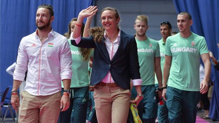 Olympic Medalists Cheered By Crowds In Budapest