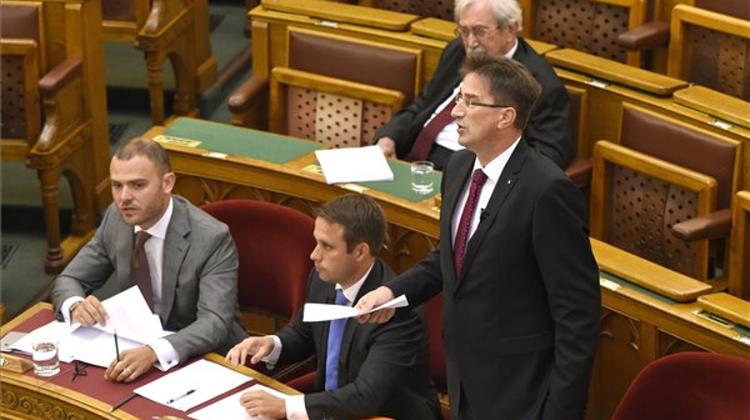 Politicians Discuss Hungary’s EU Membership, Agree To Remain