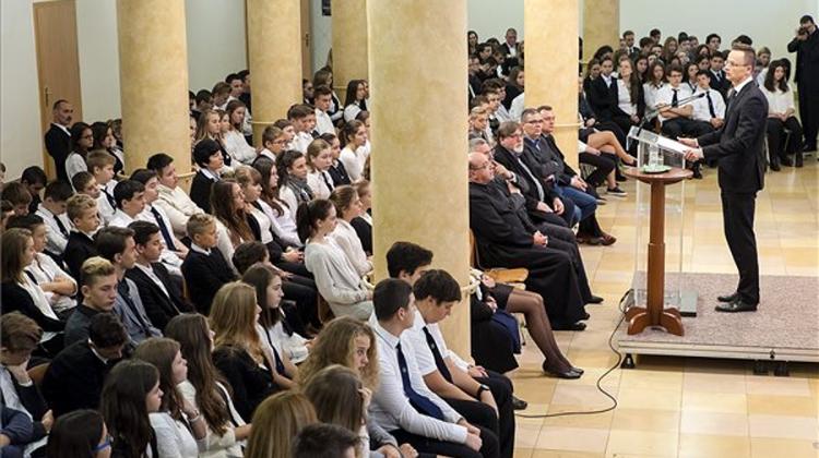 Foreign Minister Szijjártó Denies Police Brutality Reports