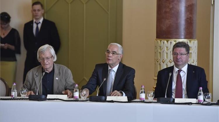 Parragh: Emigration Slowed Down In First Half Of 2016