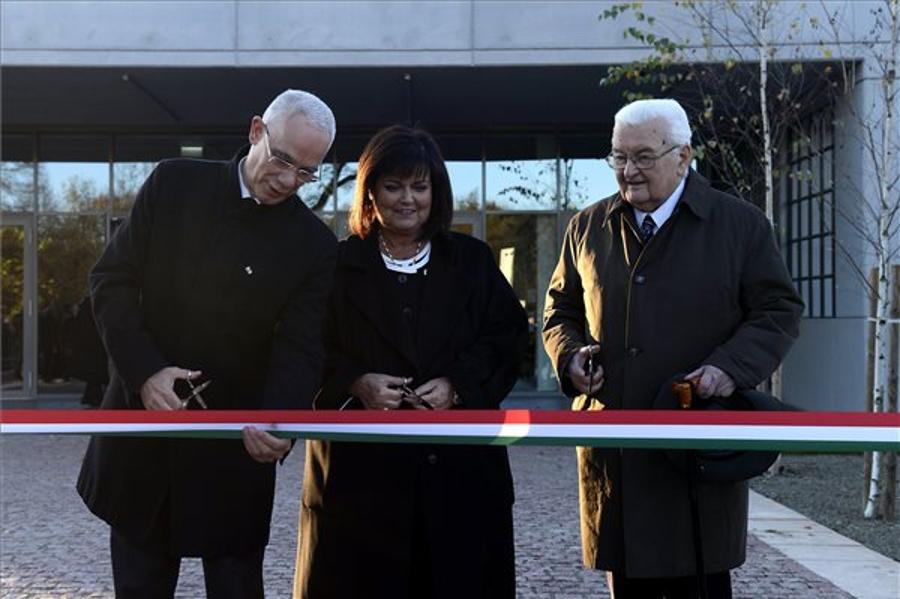 Visitors Centre Opens At Budapest Cemetery