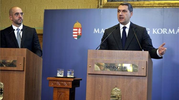 Lázár: May Assures Orbán Hungarians’ Rights In Uk Won’t Be Hurt