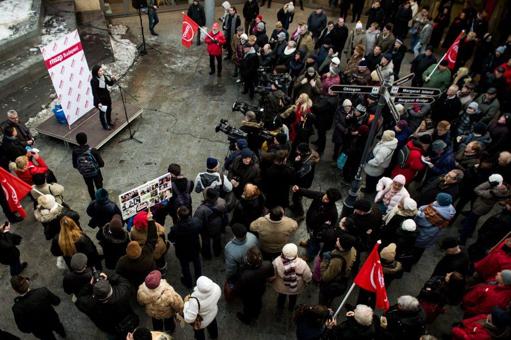 Socialists Protest Delay In Metro 3 Refurbishment, Olympic Plans