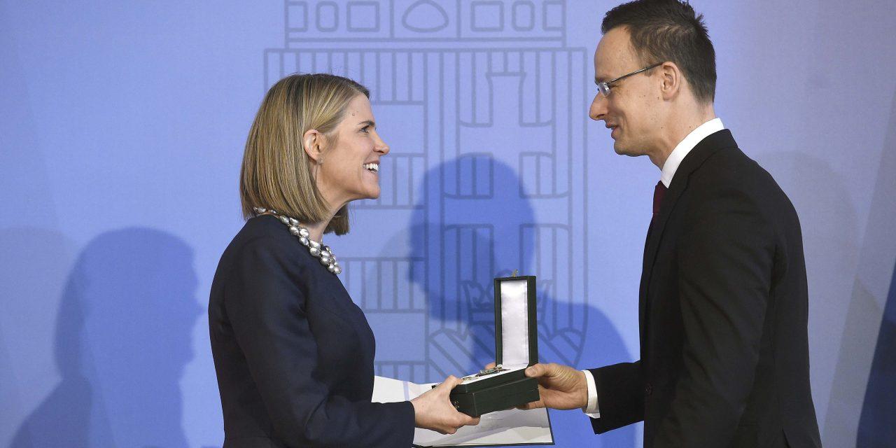 Hungary’s Foreign Minister Decorates Outgoing US Ambassador
