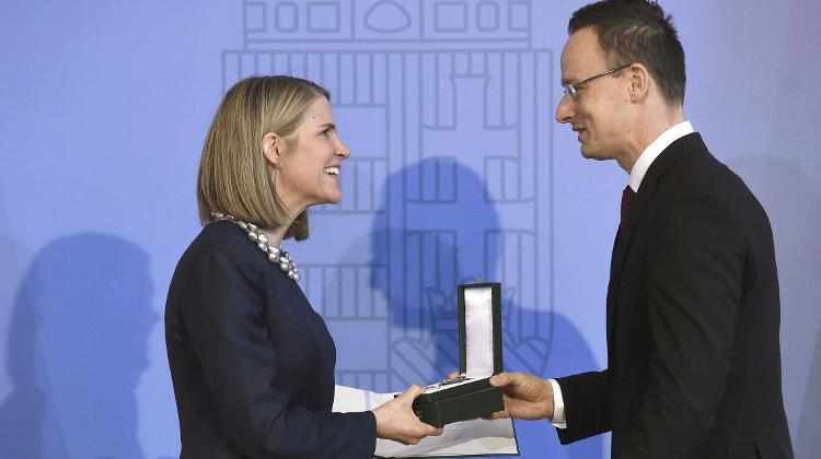 Hungary’s Foreign Minister Decorates Outgoing US Ambassador
