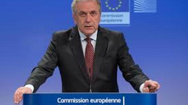 Avramopoulos To Visit Hungary For Talks On Asylum Legislation