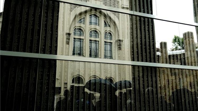 Video: Holocaust Memorial Day Commemorated In Budapest