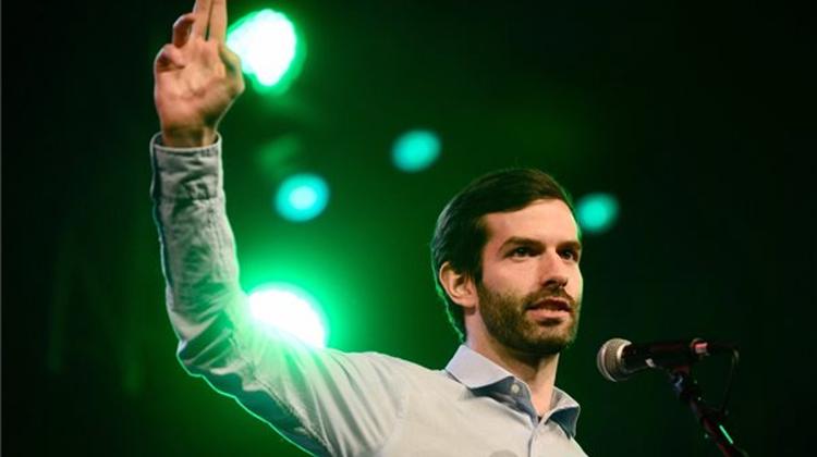 Head Of Momentum Movement “Breaks Into” Origo Editorial Office