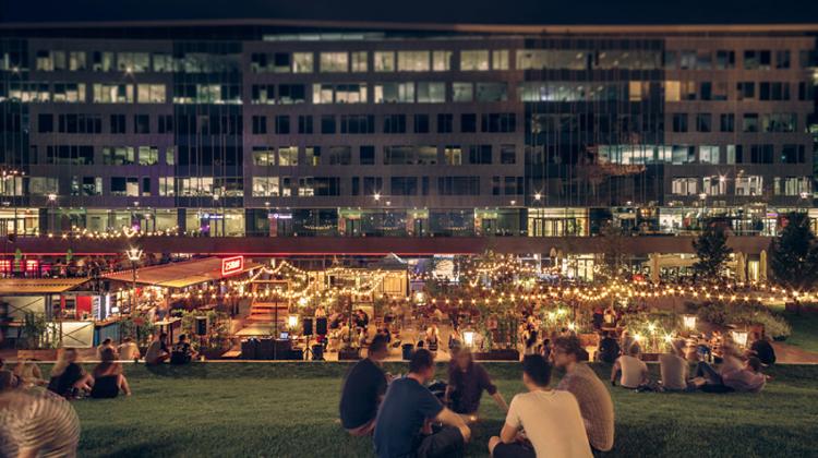 Zsiráf Terrace Reopens At Eiffel Square