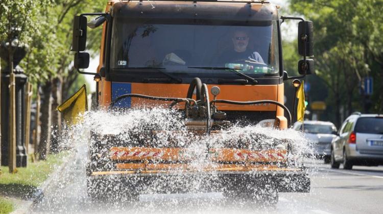 Budapest Uses Huge Amount Of Water To Cool Streets