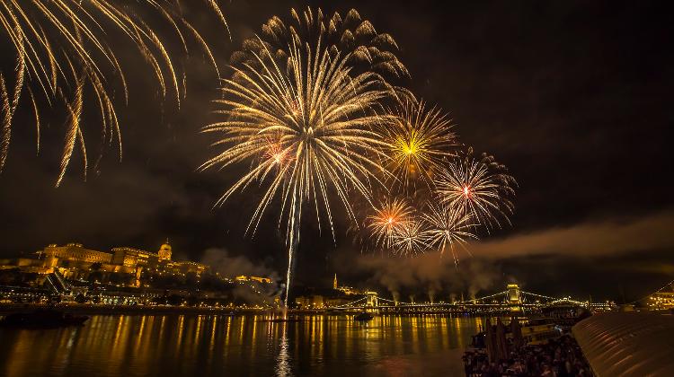 Enjoy Fireworks & A Delicious Dinner At Columbus Boat On 20th August
