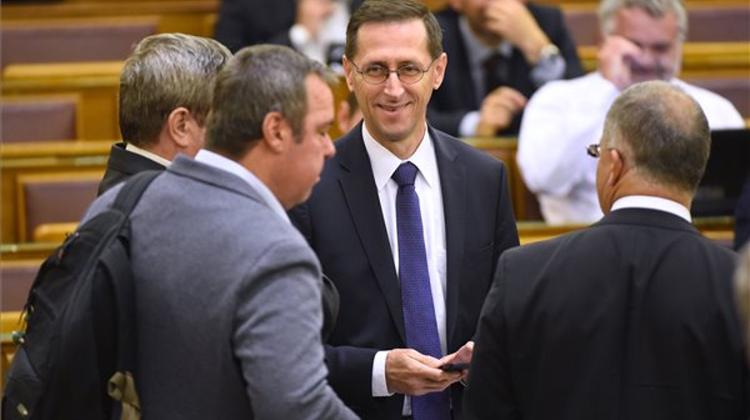 Govt To Cut Payroll Tax 2.5 Pps Next Year