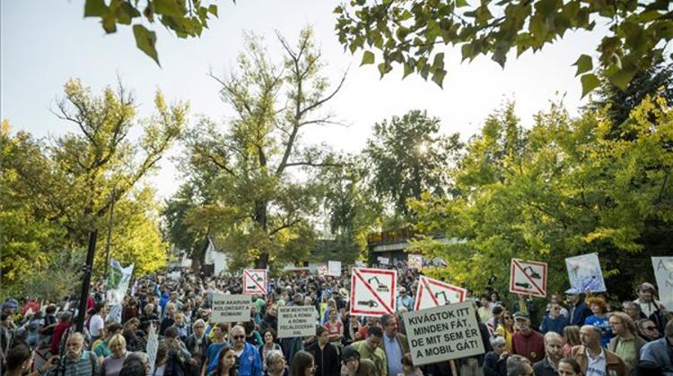 Nearly 2,000 Protesters Demonstrate Against Plans For Mobile Dam At Római Beach