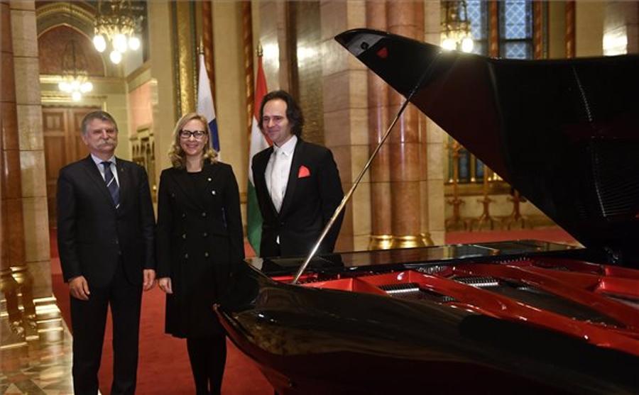 Hungary Gives Bogányi Piano To Finland