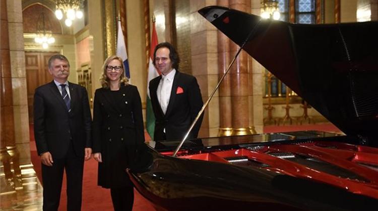 Hungary Gives Bogányi Piano To Finland