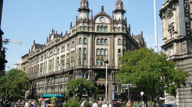 Párisi Udvar Hotel Opening Delayed