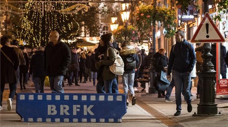 Protecting Xmas: Budapest Market 'Surrounded By Concrete'