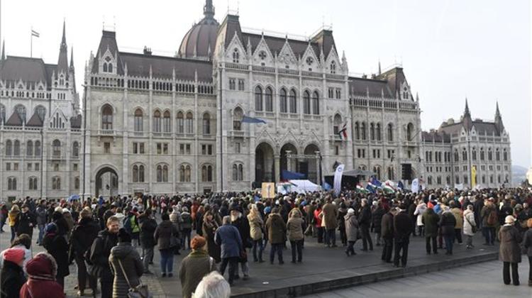 Teacher Protest Movement Holds Demo In Front Of Parliament